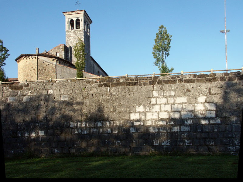 <p>Nel 1481, mentre a Gradisca fervevano i lavori di costruzione della fortezza, il Senato veneto decise di inviare da Venezia i religiosi dell'Ordine dei Servi di Maria (ordine fondato a Firenze nel 1233), ai quali fu affidato l'incarico di sovrintendere alla realizzazione di una nuova chiesa con annesso convento.</p>

<p>Le opere di costruzione durarono dal 1481 al 1498 e la chiesa, consacrata nel 1505, fu originariamente intitolata a San Salvatore. Tale titolo fu definitivamente attribuito all'attuale Duomo nel 1753, dopo numerose polemiche fra i Serviti ed i parroci, mentre è incerta la data dell'intitolazione della chiesa alla Madonna Addolorata.</p>

<p>L'edificio sacro rimase affidato ai Padri Serviti fino al 1810, allorché un decreto napoleonico impose ai frati di chiudere il convento e di abbandonare la fortezza. La chiesa rimase chiusa a lungo e solo nel 1850 fu riconsacrata.</p>

<p>Durante la prima guerra mondiale, l'edificio, ridotto ad un magazzino, fu incendiato e in quell'occasione si salvarono solo i muri perimetrali. L'opera di ricostruzione, intrapresa nel 1921, si protrasse fino a marzo 1923.</p>

<p>La severa facciata a capanna, composta da conci di pietra di varie dimensioni, è interrotta dal portale e da cornici che si estendono sulla larghezza dell'edificio. Sono anche percettibili i segni dei due grandi finestroni che, originariamente, si aprivano in facciata e che sono stati chiusi con la ristrutturazione conseguente ai danni subiti dalla chiesa durante il primo conflitto mondiale.</p>

<p>L'oculo, che si apre sotto il timpano, conteneva un orologio, anch'esso distrutto dagli eventi della Grande Guerra. Al centro della facciata è situato lo scudo dei Serviti, riproposto anche come decorazione del portoncino che si trova a sinistra dell'edificio sacro.</p>

<p><em>(testi di Orianna Furlan)</em></p>
